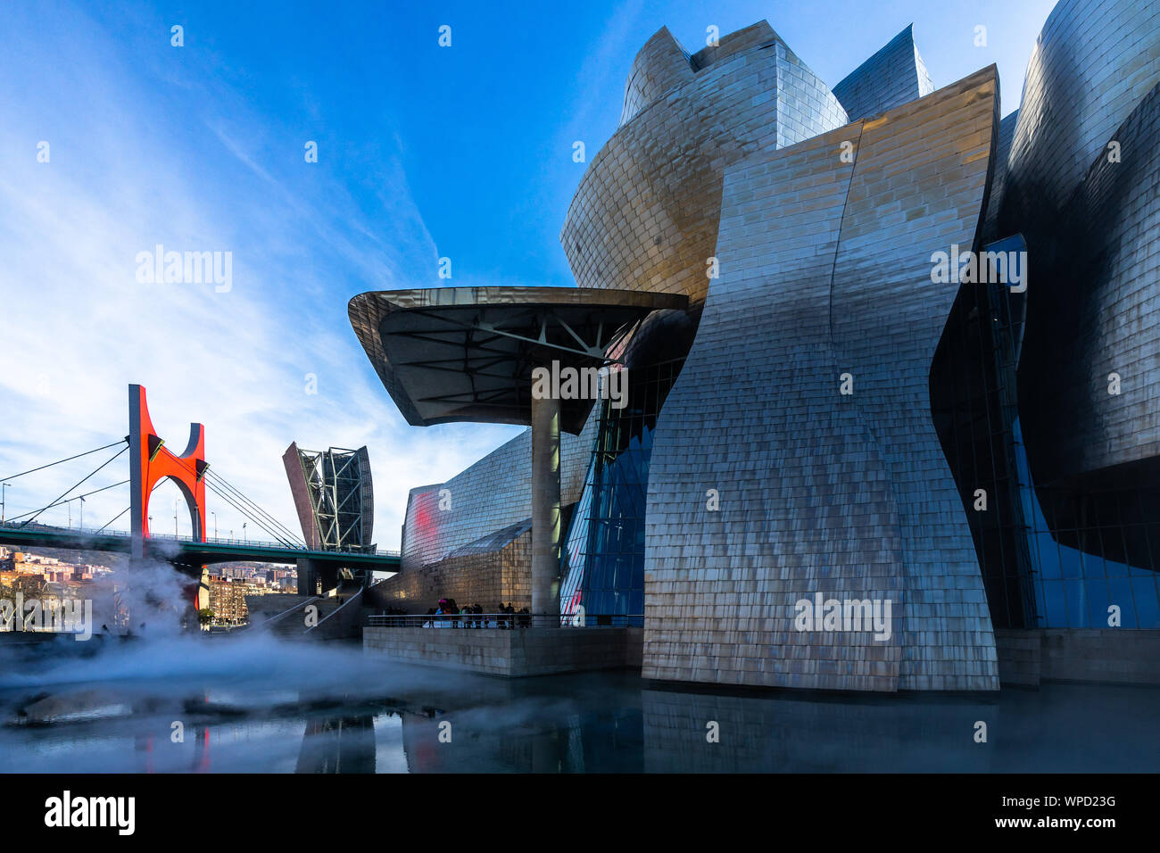 Vista esterna del museo Guggenheim di Bilbao visualizzando il transitorio di nebbia scultura di Fujiko Nakaya, Paesi Baschi Foto Stock