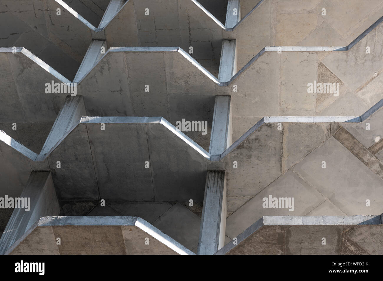 Alto edificio di appartamenti - abstract architettura in cemento costruzione processo in dettaglio Foto Stock