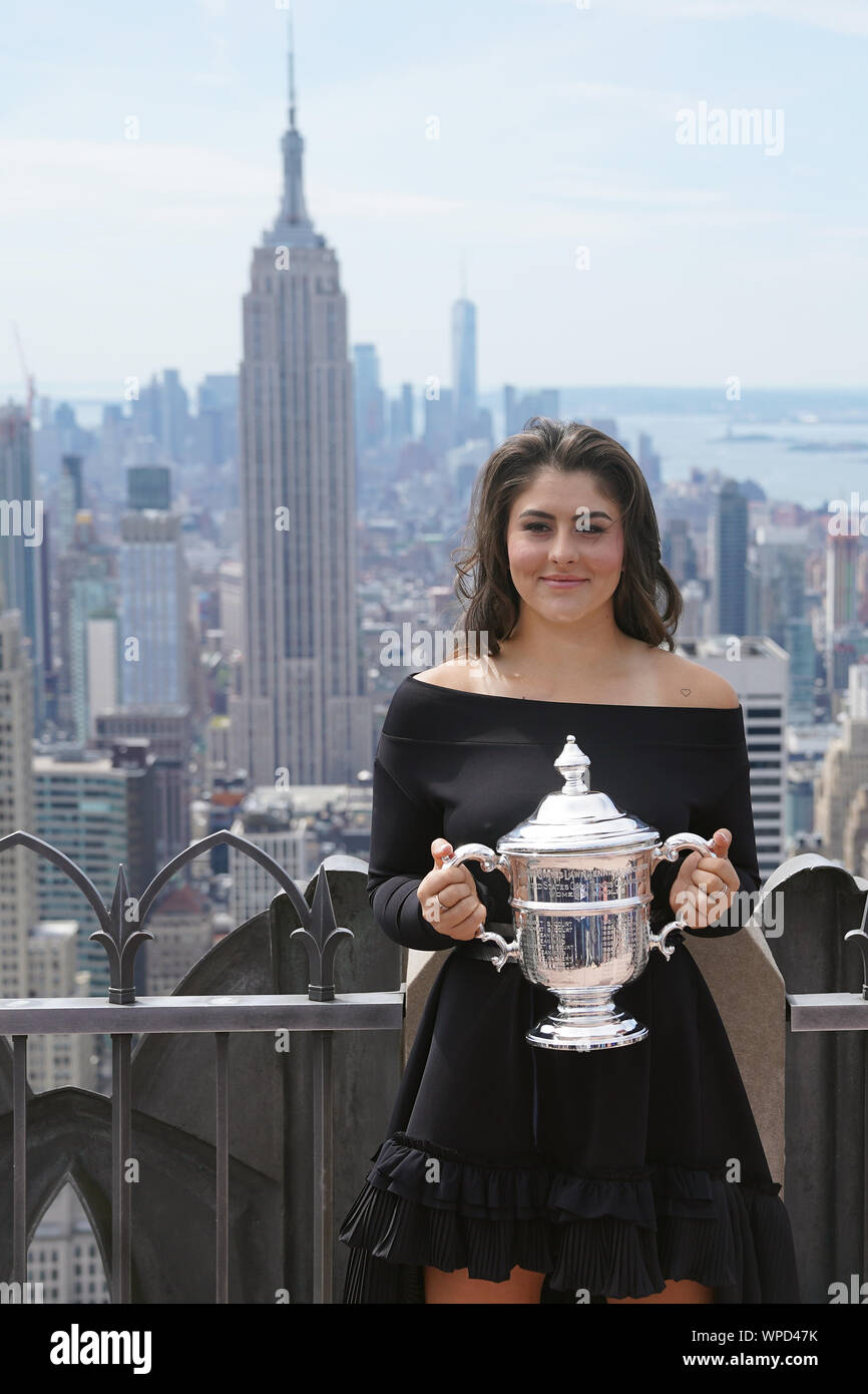 New York, Stati Uniti d'America. 8 Sep, 2019. US Open vincitore Bianca Andreescu pone con il suo trofeo alla sommità della roccia nel Rockefeller Center di New York, Stati Uniti, Sett. 8, 2019. Credito: Liu Jie/Xinhua/Alamy Live News Foto Stock