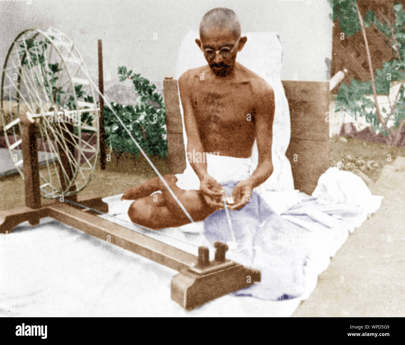 Il Mahatma Gandhi la filatura di una charkha, India, Asia, 1925 Foto Stock