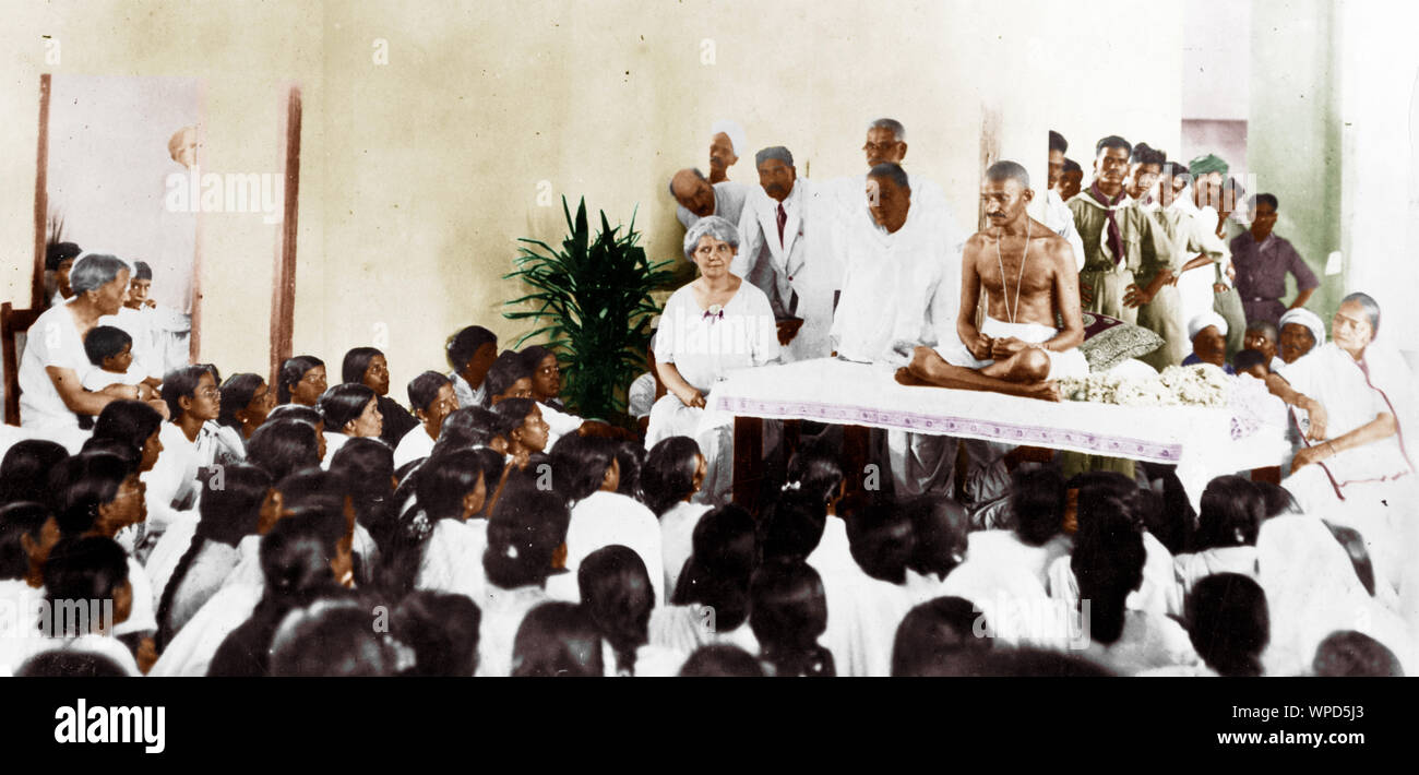 Il Mahatma Gandhi rivolgendosi agli alunni delle scuola missionaria a Madras, Tamil Nadu, India, Asia, 1927 Foto Stock