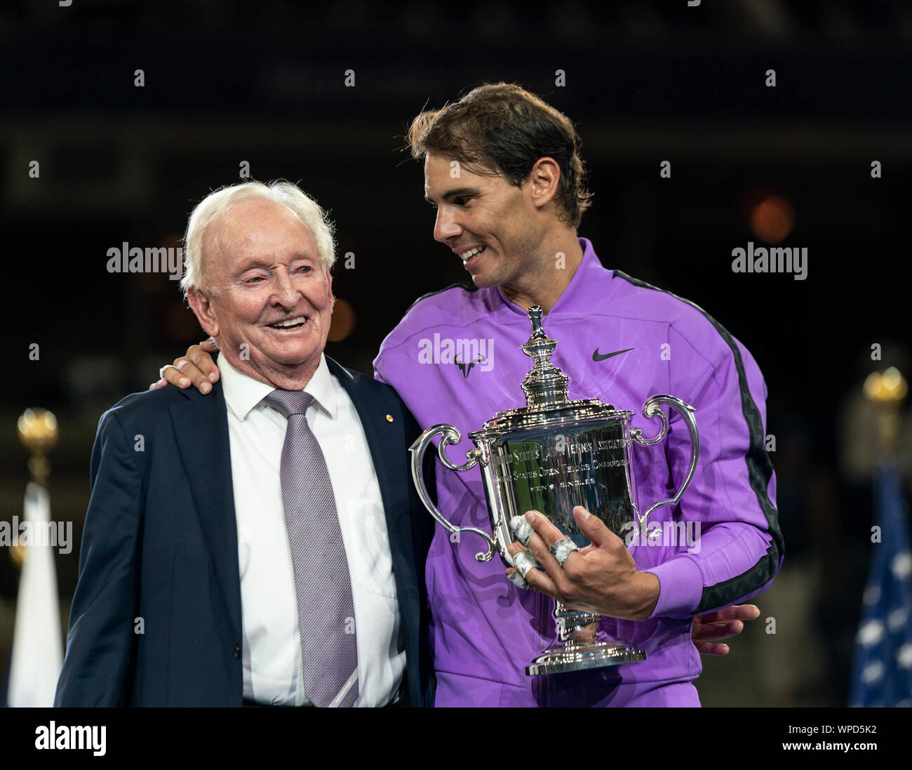 New York, NY - 8 Settembre 2019: Rod Laver e Rafael Nadal (Spagna) pongono con trofei dopo mens partita finale a US Open Championships a Billie Jean King National Tennis Center Foto Stock