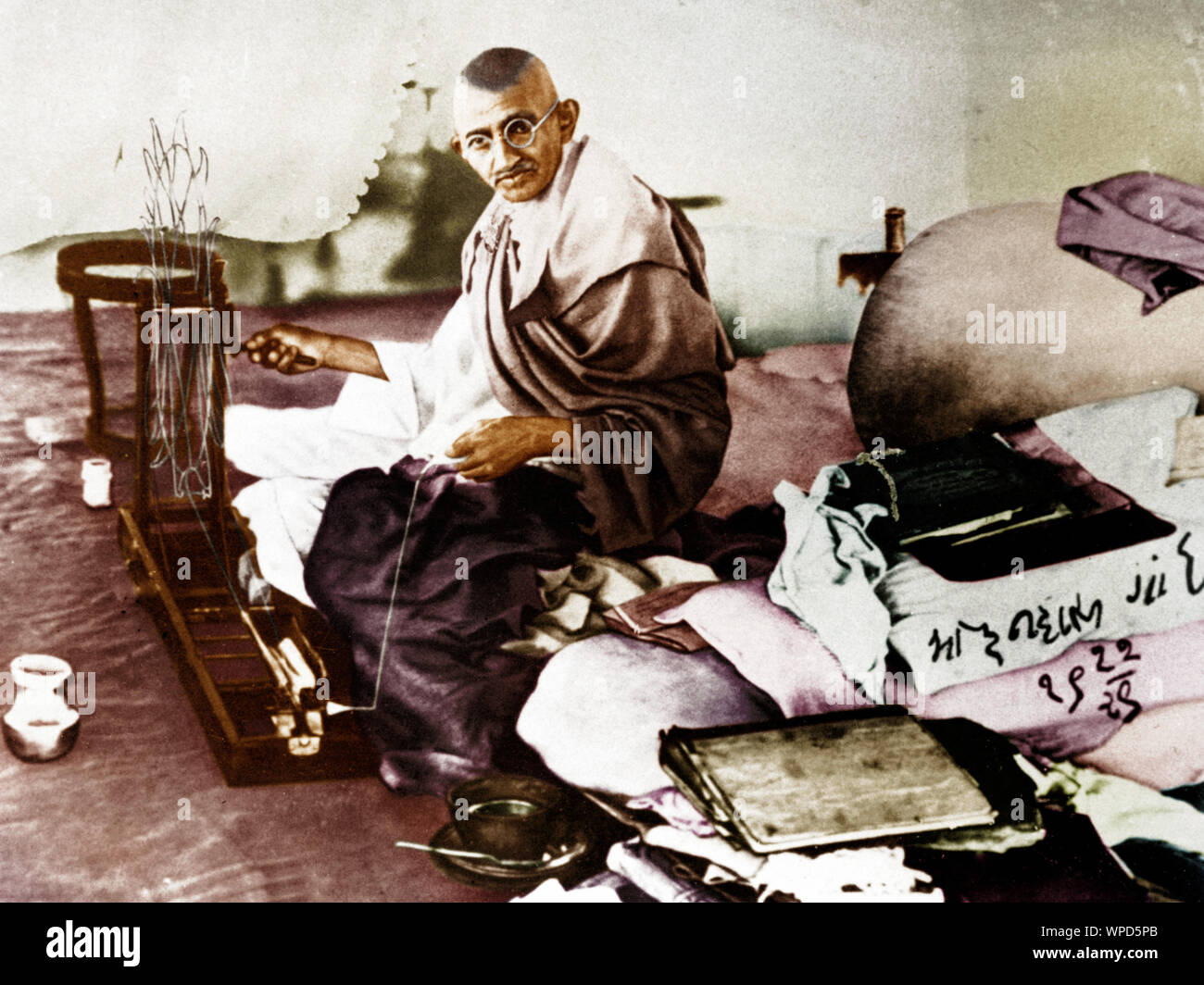 Il Mahatma Gandhi la filatura a Chilaw, Ceylon, Sri Lanka, Asia, 17 novembre 1927 Foto Stock