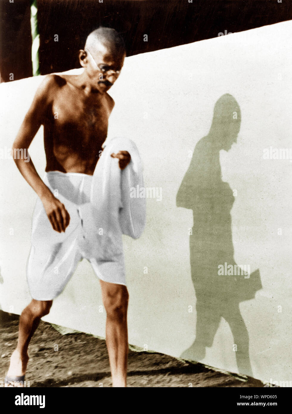 Il Mahatma Gandhi a piedi per lavorare per la riunione del comitato, India, Asia, Ottobre 1928 Foto Stock