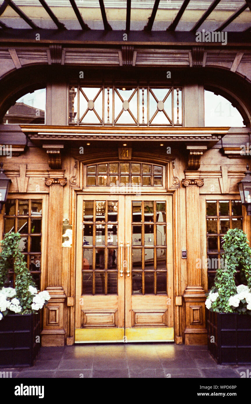 Hotel 41, Buckingham Palace Road Londra. Un hotel di lusso a 5 stelle boutique hotel che fa parte della Red Carnation Hotel Group. Victoria, London, England, Regno Unito Foto Stock