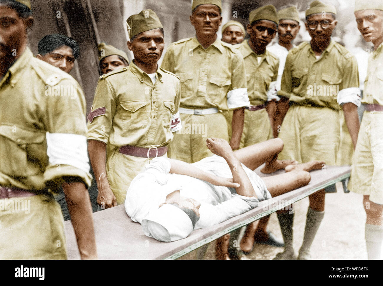Feriti Satyagrahi viene allontanato su barella, India, Asia, Maggio 1930 Foto Stock