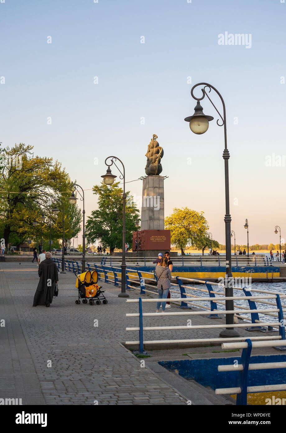 Cherson, Ucraina - 04.27.2019. Monumento ai primi costruttori navali di Cherson nella serata primaverile Foto Stock