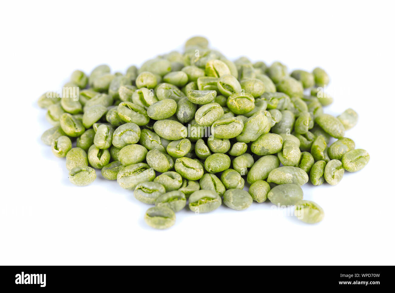 Chicchi verdi di caffè, isolato su sfondo bianco. Verde medio peaberry chicchi di caffè. Foto Stock