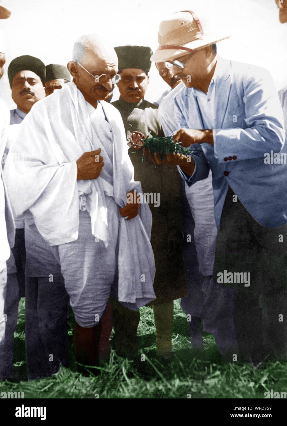 Il Mahatma Gandhi getting farm compost mostrato e spiegato da farm sovrintendente, India, Asia, 1930 Foto Stock