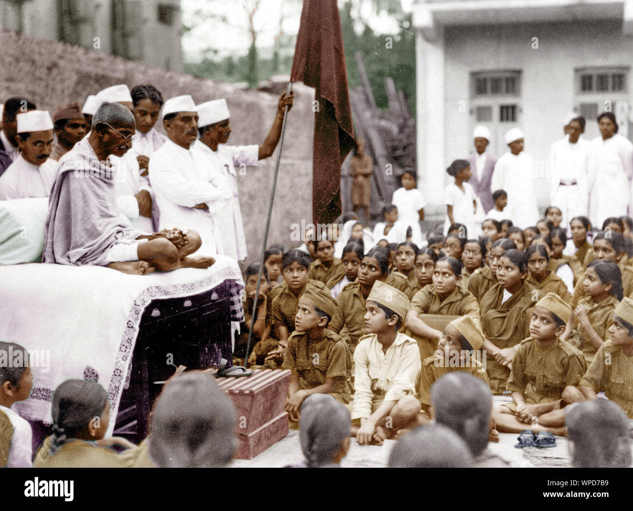 Mahatma Gandhi parla con i volontari del Congresso di Bombay, India, Asia, 11 giugno 1931, vecchia foto vintage anni '1900 Foto Stock