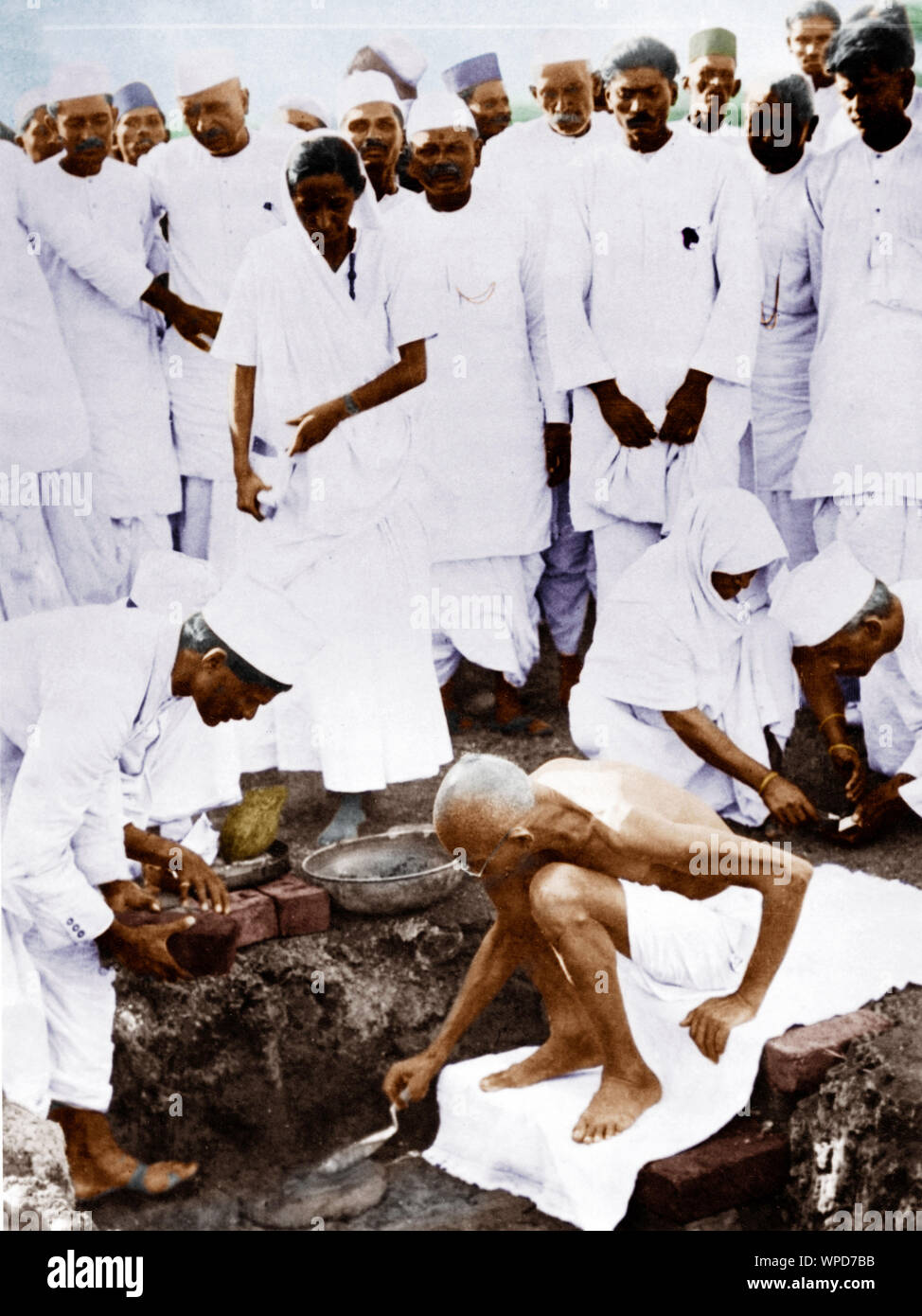 Il Mahatma Gandhi posa prima pietra, Kasturba Sevashram, Surat, Gujarat, India, Asia, 12 giugno 1931 Foto Stock