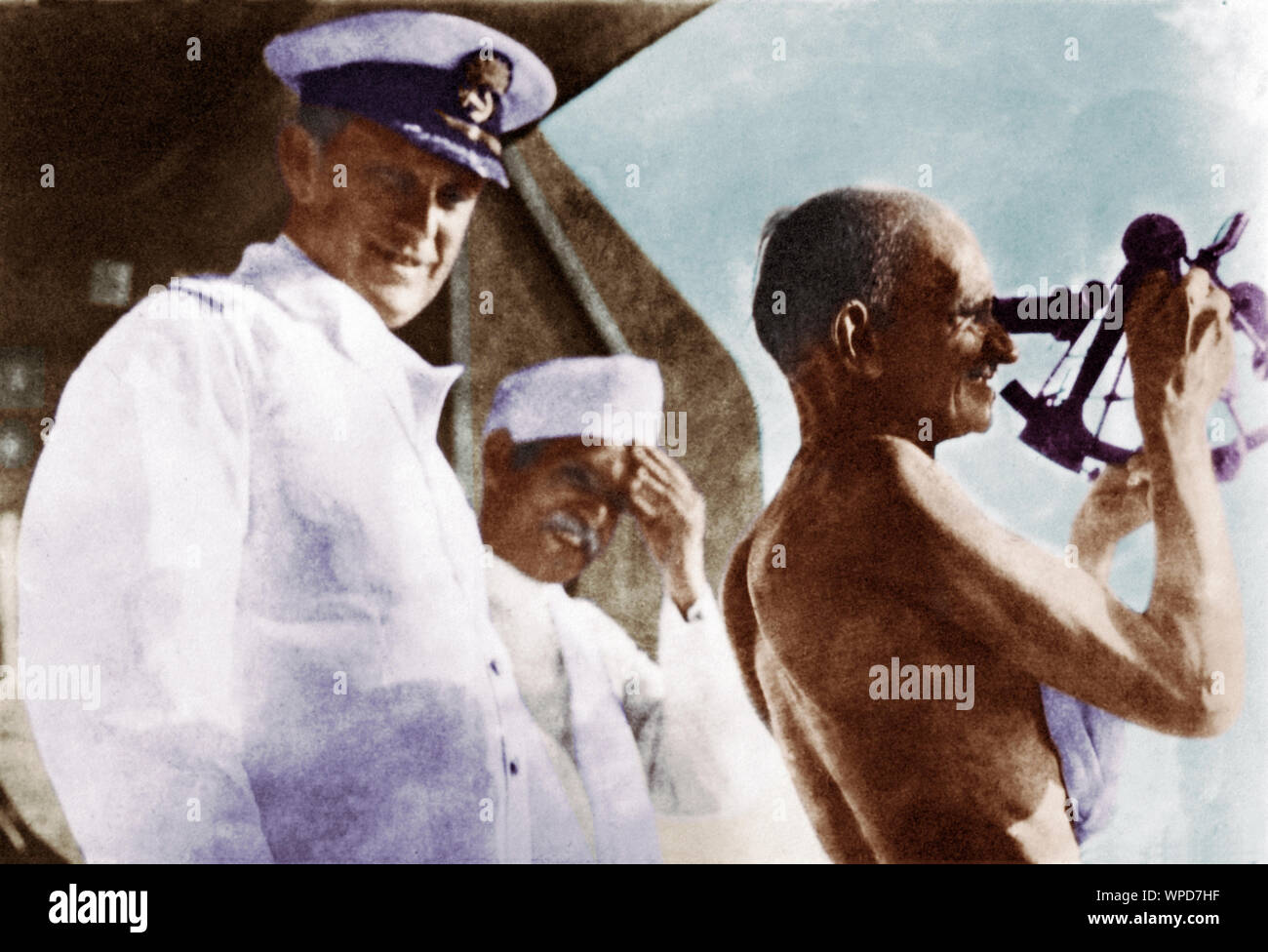 Il Mahatma Gandhi sestante di manipolazione a bordo di Rajputana SS, India, Asia, Agosto 1931 Foto Stock