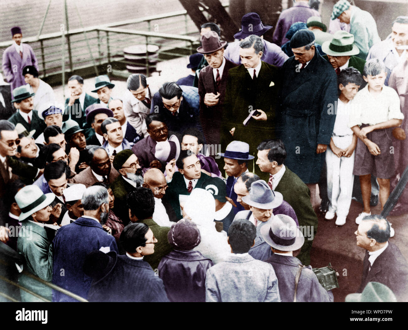 Il Mahatma Gandhi con i giornalisti e gli amici a Marsiglia, Francia, 11 Settembre 1931 Foto Stock Il Mahatma Gandhi con i giornalisti e gli amici a Marsiglia, Francia, 11 Settembre 1931 Foto Stock