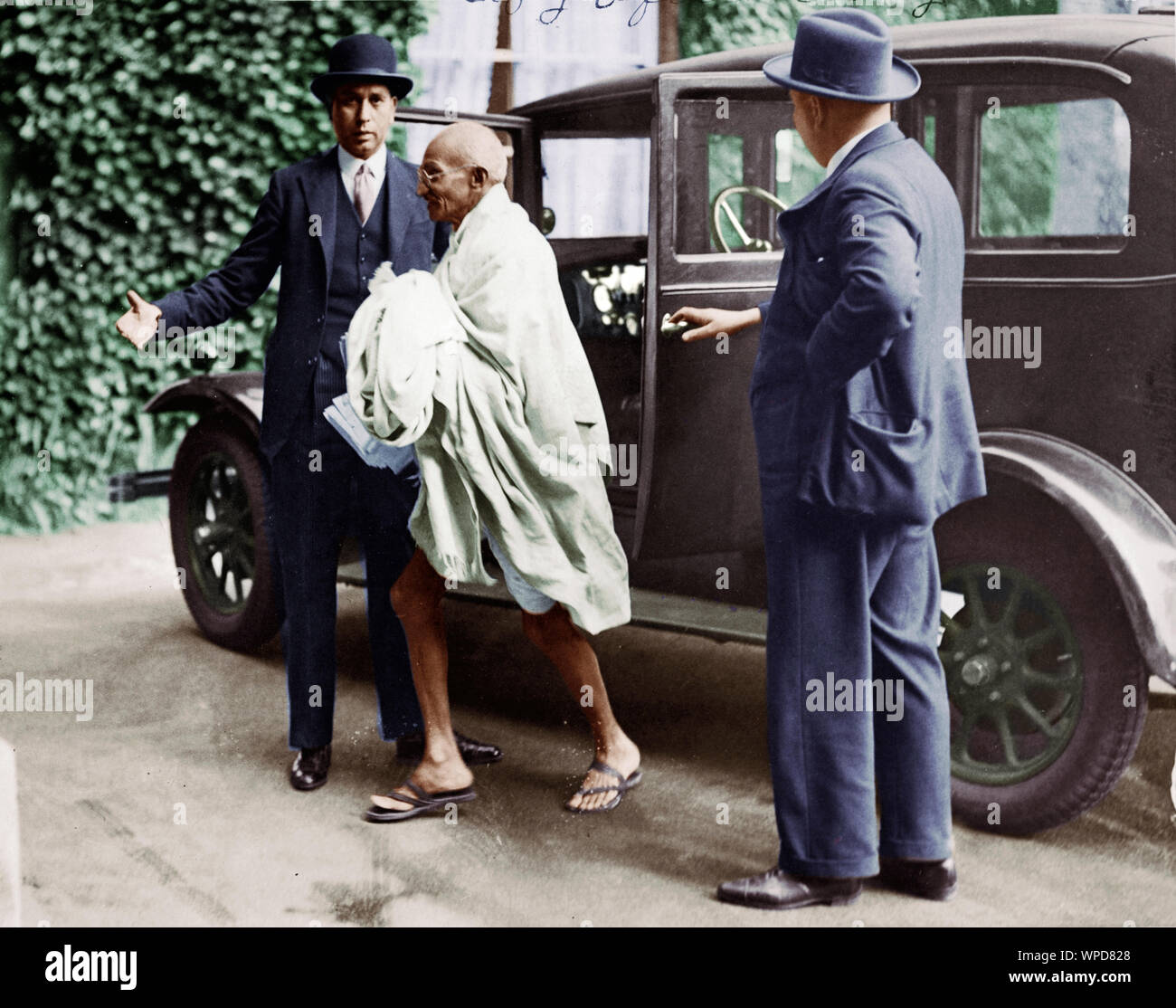 Il Mahatma Gandhi lasciando un auto a Londra, Inghilterra, Ottobre 1931 Foto Stock