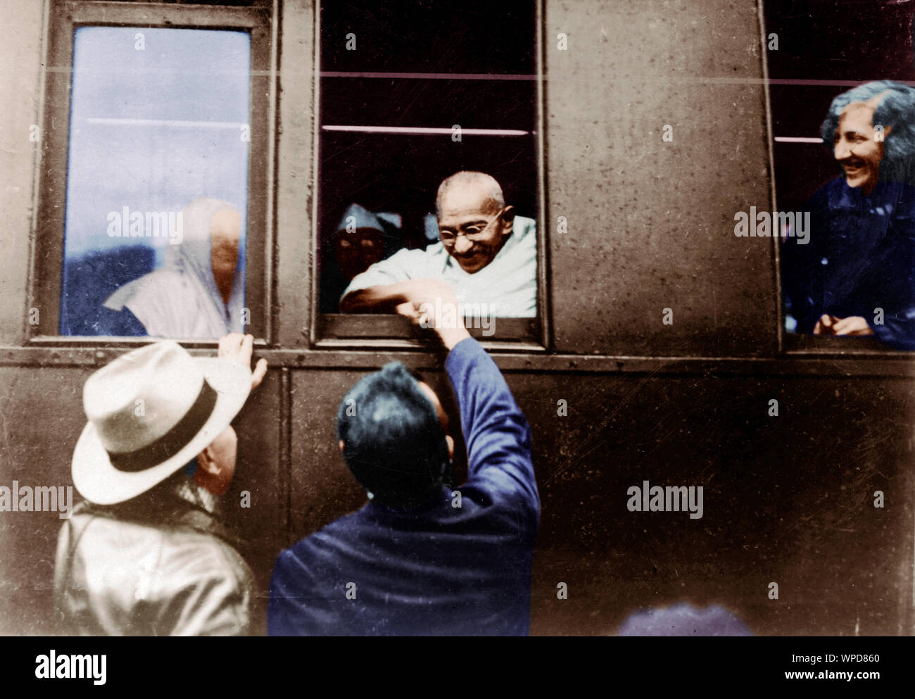 Il Mahatma Gandhi saluto le persone dal treno, modo di Svizzera, Francia, 5 Dicembre 1931 Foto Stock
