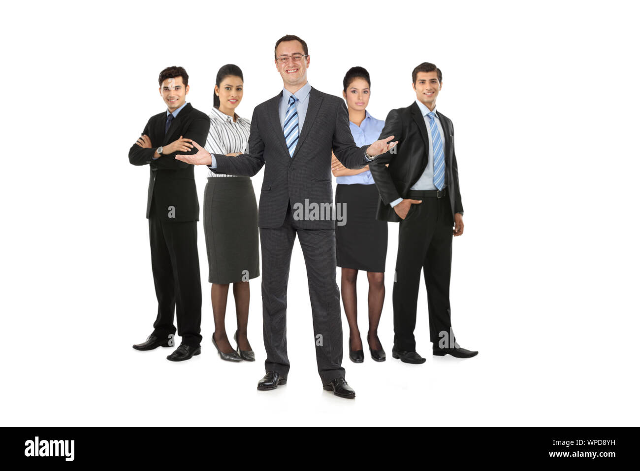 Uomo d'affari in piedi con braccio disteso con il suo collega in background Foto Stock