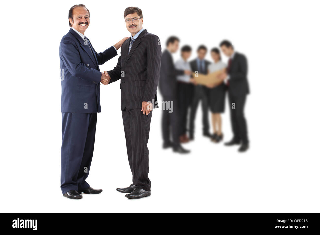 Due dirigenti aziendali stringono le mani Foto Stock Due dirigenti aziendali stringono le mani Foto Stock