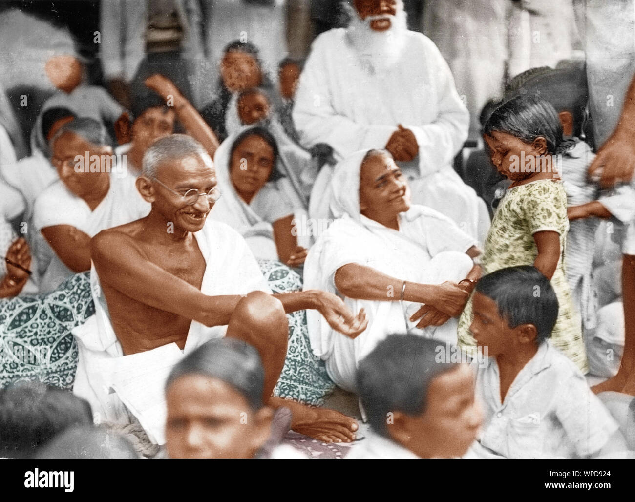 Mahatma e Kasturba Gandhi con Harijan Children, Kathiawad, India, Asia, 1° luglio, 1934, vecchia foto anni '1900 Foto Stock