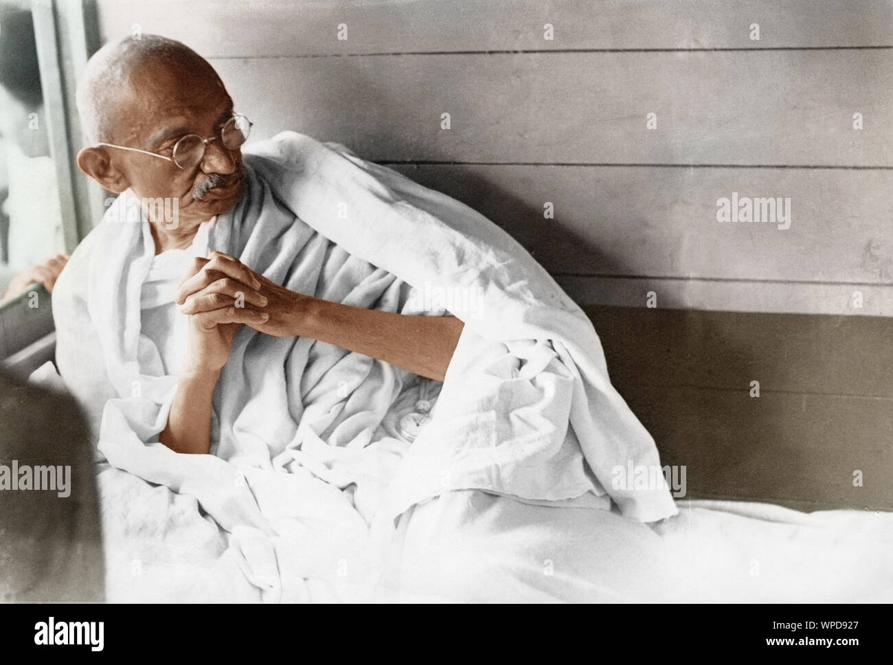 Il Mahatma Gandhi in appoggio durante il viaggio in treno in Kathiyawad, India, Asia, Luglio 1934 Foto Stock