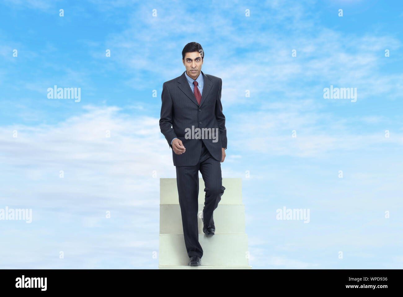 Imprenditore scendendo la scala Foto Stock