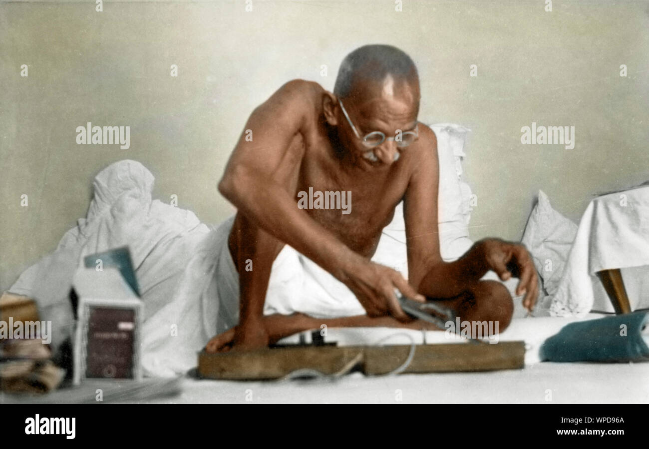 Mahatma Gandhi Working charkha spinning wheel, Wardha, Nagpur, Maharashtra, India, Asia, 1935, vecchia foto vintage anni '1900 Foto Stock