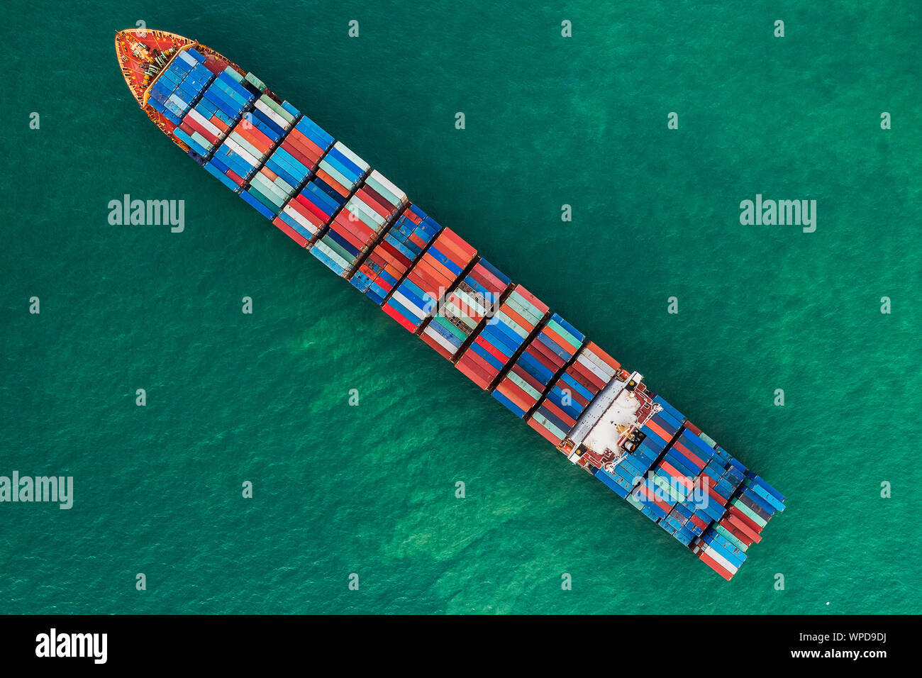 Una nave da carico che trasportano multi-pila di contenitori nella traversata in mare acque internazionali una veduta aerea, Singapore Foto Stock