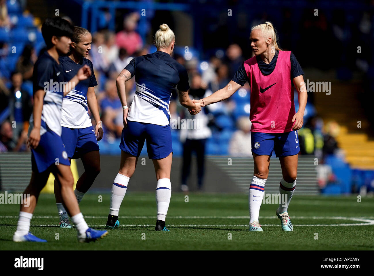 Chelsea womenÕs Maria Thorisdottir (a destra) durante il warm up durante il FA DONNA Super League a Stamford Bridge, Londra. Foto Stock