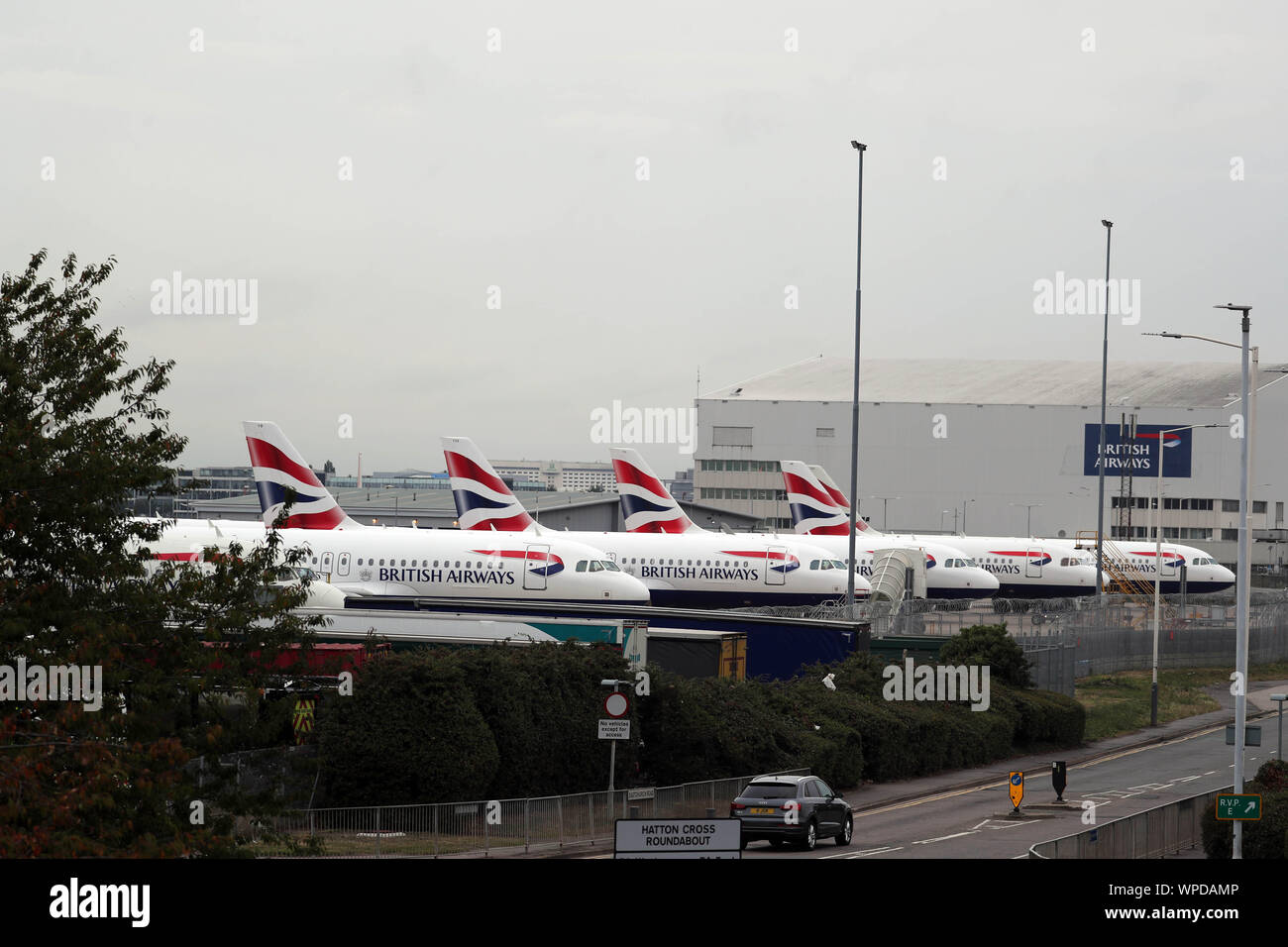 British Airways aerei parcheggiati presso la base di ingegneria presso l'aeroporto di Heathrow il Giorno uno Del primo-mai colpire da British Airways piloti. La 48 ore di camminata in una lunga controversia sulla retribuzione, storpio voli da lunedì, causando interruzioni di viaggio per decine di migliaia di passeggeri. Foto Stock