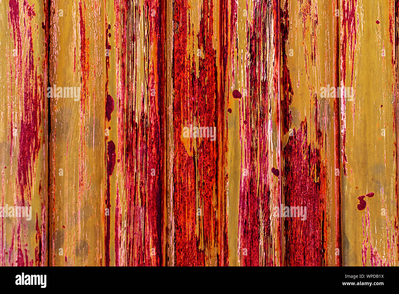 Porta a trama, ossidato. La vecchia porta in un villaggio rurale casa. Modello verticale texture. Testurizzato all'aperto. Foto Stock