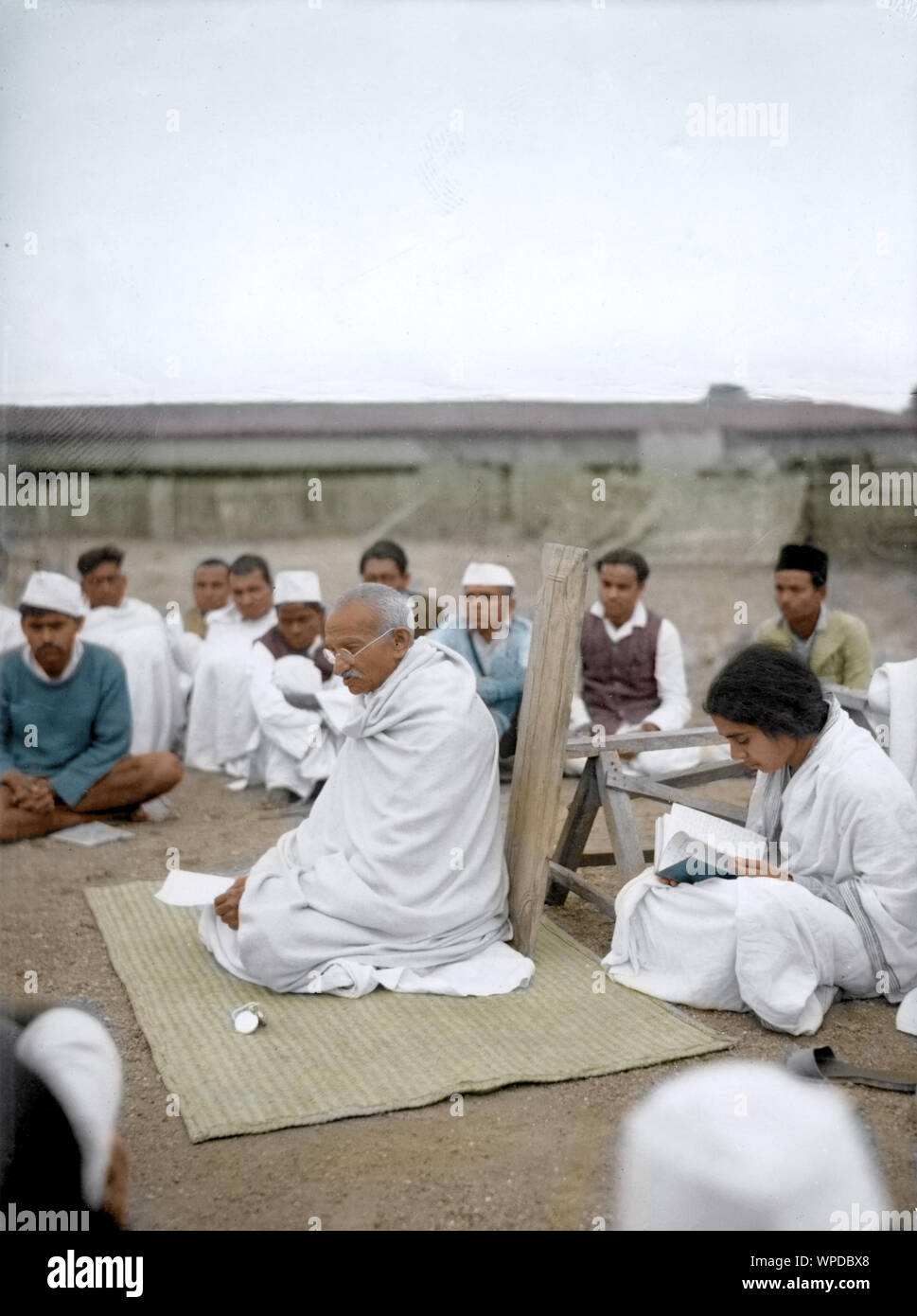 Mahatma Gandhi che parla ai lavoratori di Sarvodaya, Wardha, Maharashtra, India, Asia, 1939 vecchia foto vintage anni '1900 Foto Stock