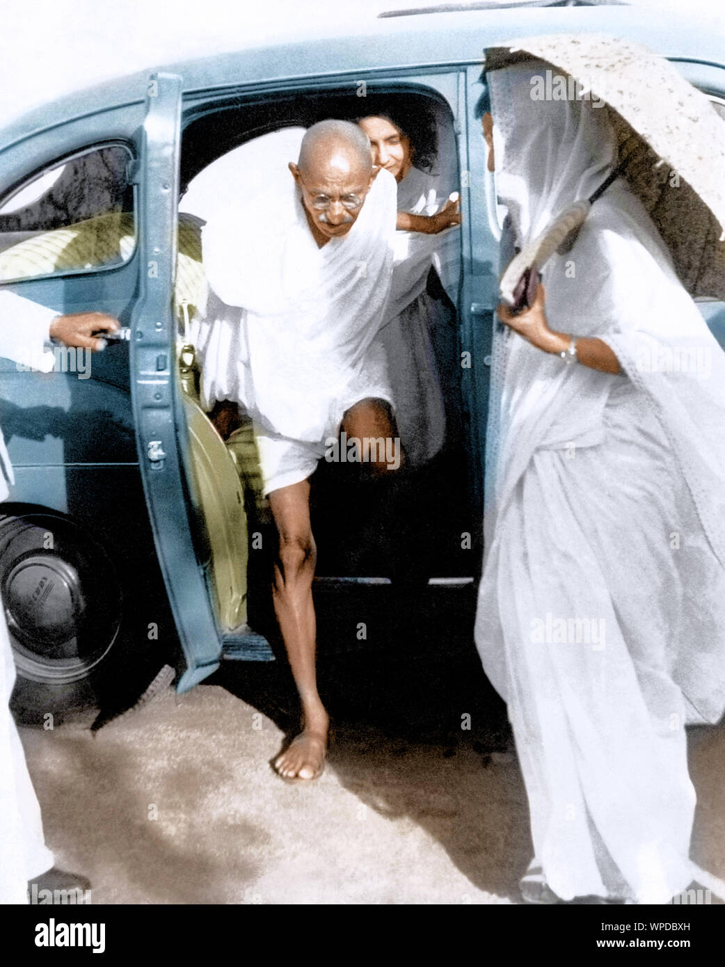 Il Mahatma Gandhi scende dalla vettura, India, Asia, 1939 Foto Stock