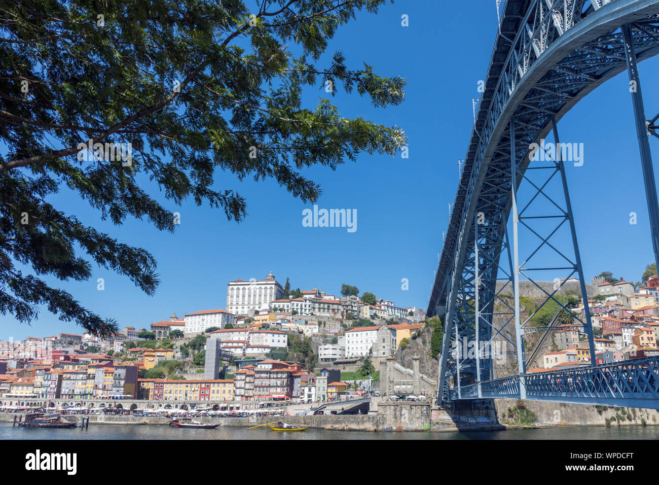 Porto, Portogallo. Dom Luis I ponte che attraversa il fiume Douro e collegamento di Vila Nova de Gaia, inferiore e Porto, parte superiore. Le barche, chiamato rabelos, una volta t Foto Stock