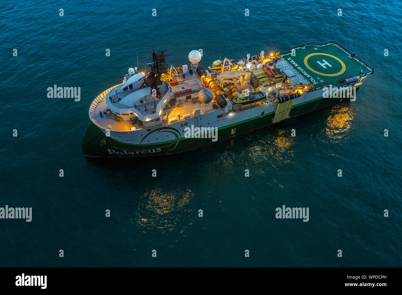 Vista aerea di piccole navi ancorate in acqua di mare internazionale nel porto di Singapore Foto Stock