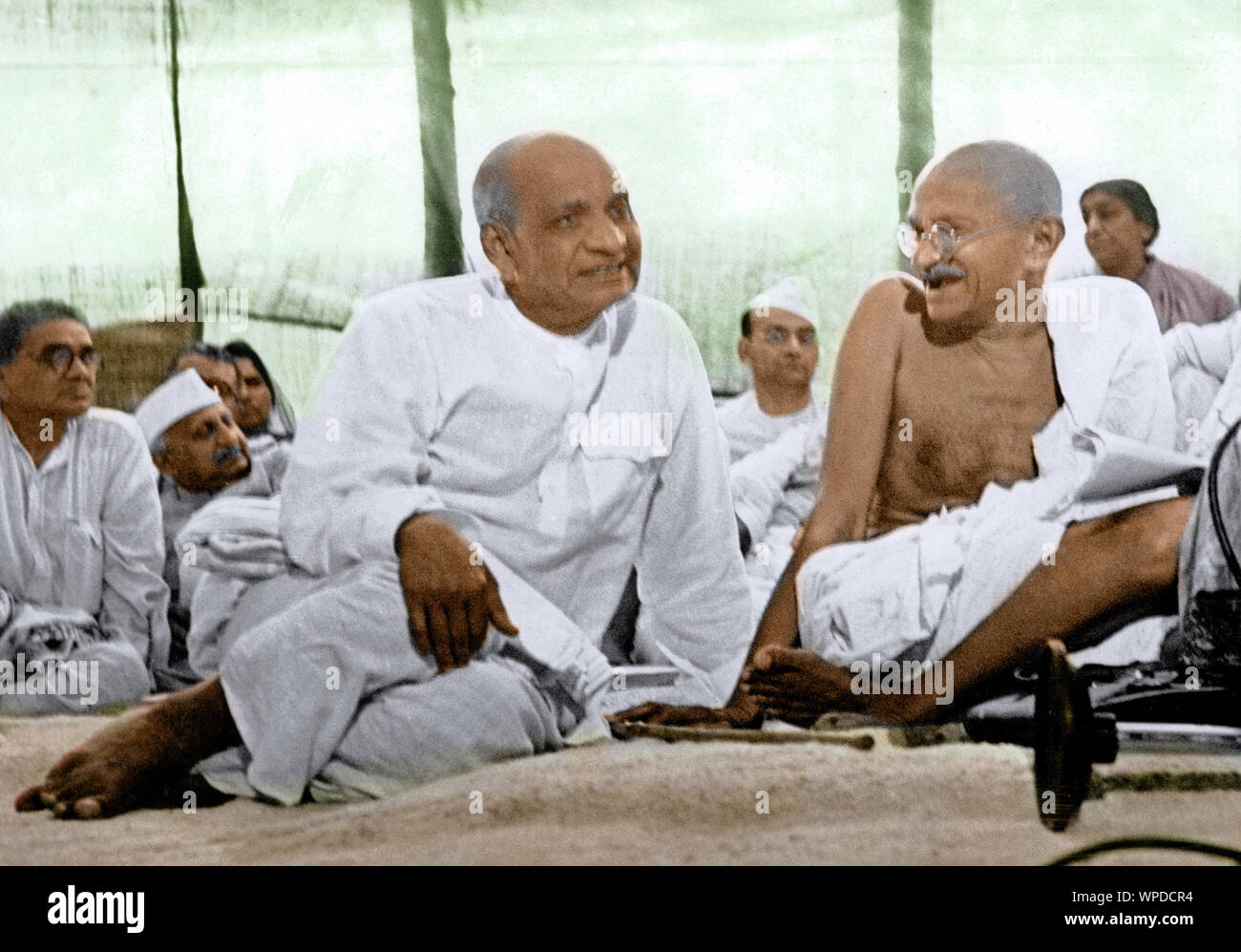 Il Mahatma Gandhi ascoltando la discussione a Ramgarh, nello stato del Jharkhand, India, Asia, 17 marzo 1940 Foto Stock