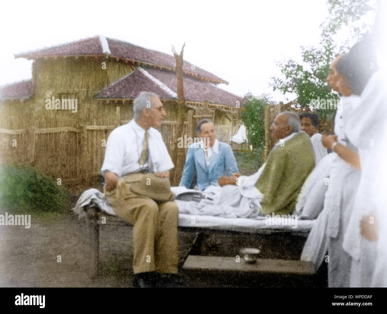 Il Mahatma Gandhi incontro visitatori provenienti da Inghilterra, Sevagram, Wardha, Maharashtra, India, Asia, 1940 Foto Stock