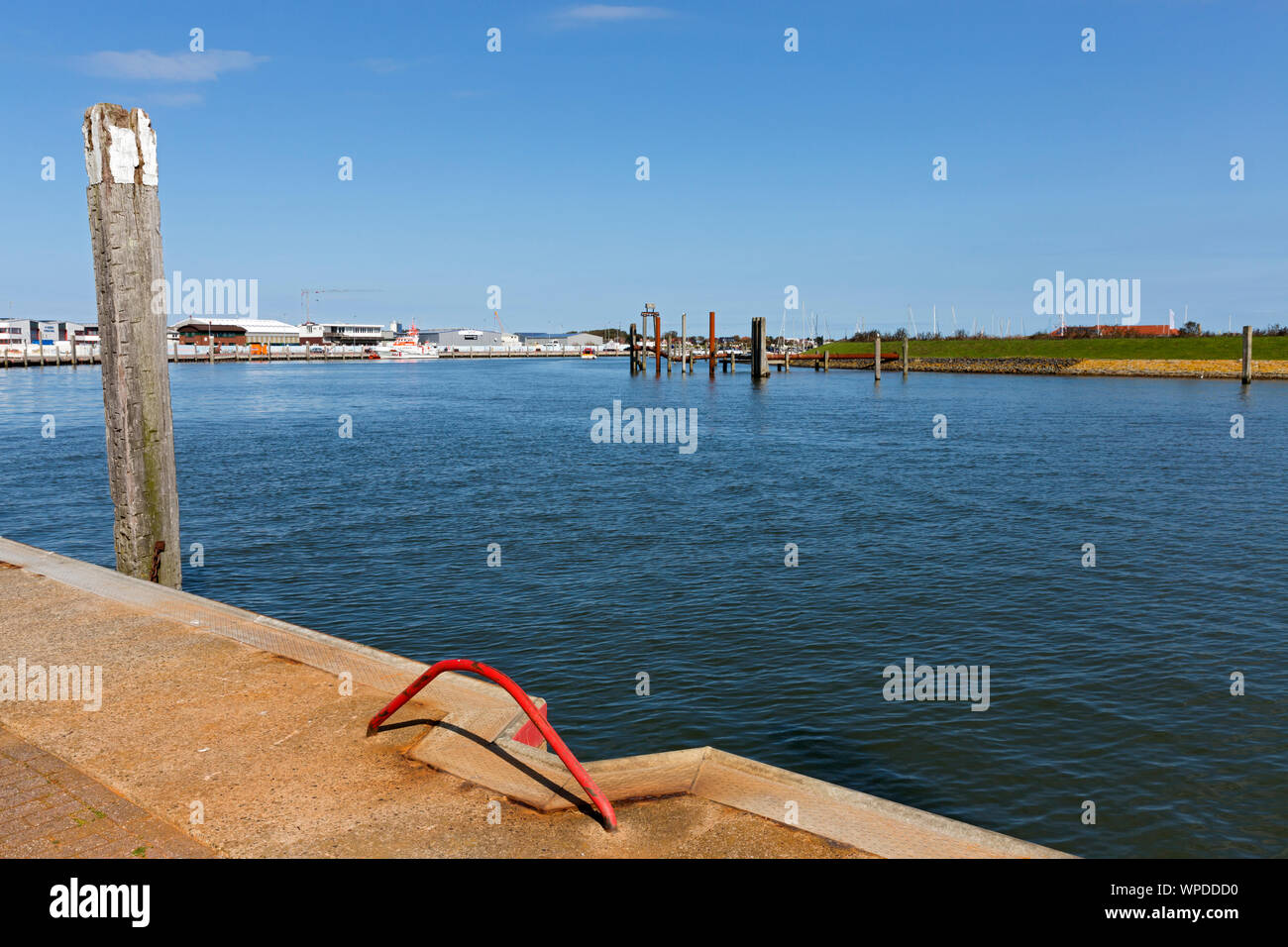 Norderney, Hafenzufahrt, Kaimauer, Uferbefestigung, Dalben, Gebäude Foto Stock