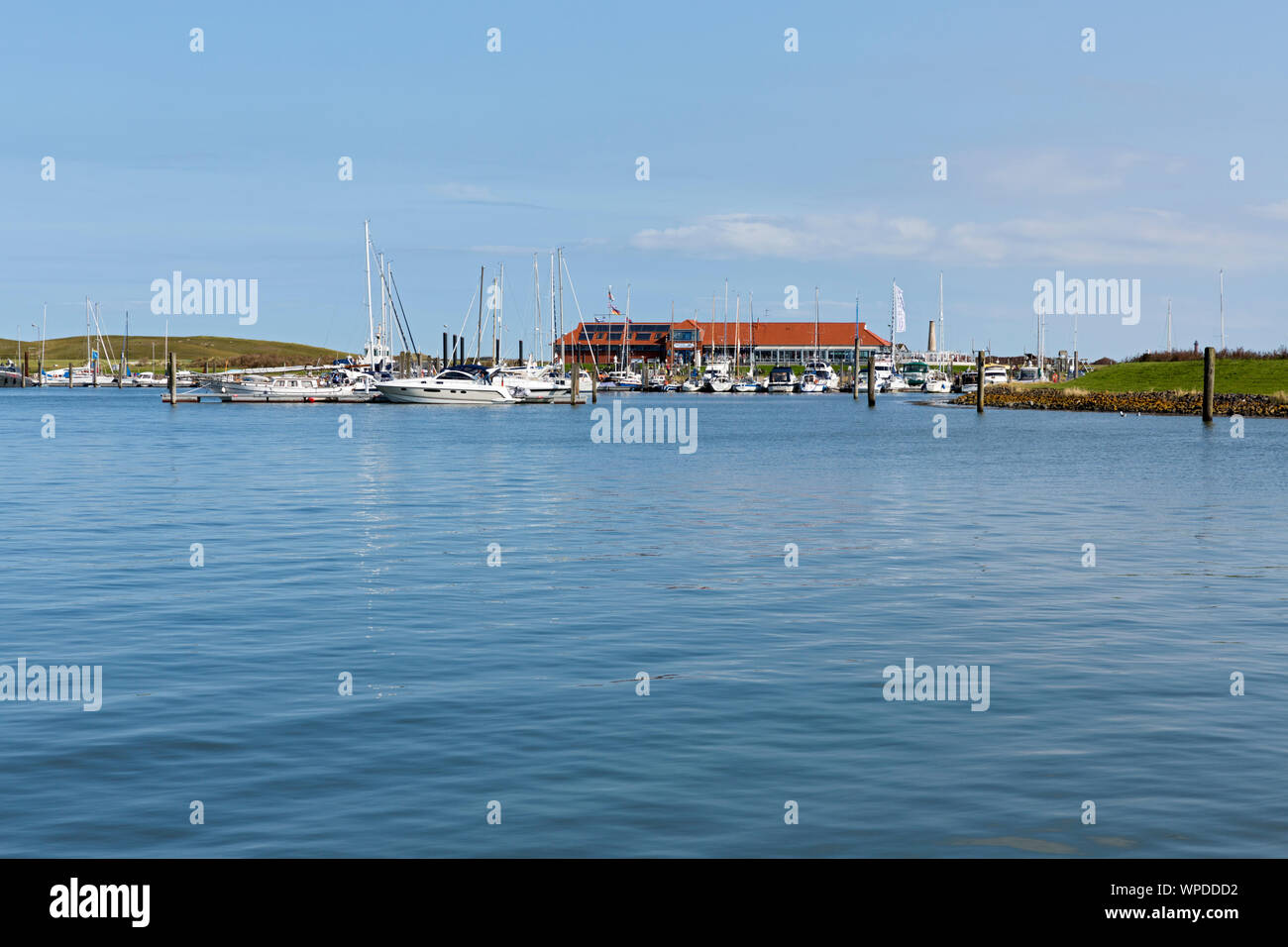 Norderney, Jachthafen, Hafenzufahrt, Schiffe, Liegeplatz, Dalben, Gebäude Foto Stock