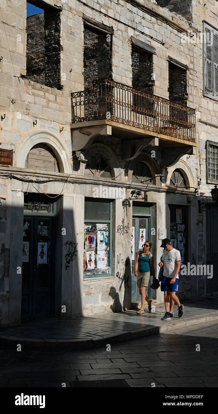 Cifre di fronte a un edificio sfrontato a Syros, Grecia. Foto Stock