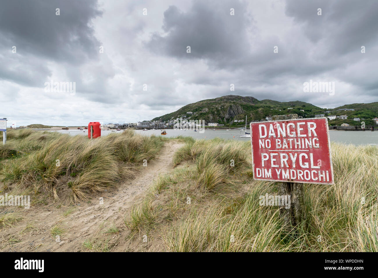 Pericolo nessun segno di balneazione sul Mawddach estuary dune Gwynedd Galles Centrale guardando verso Caernarfon Foto Stock