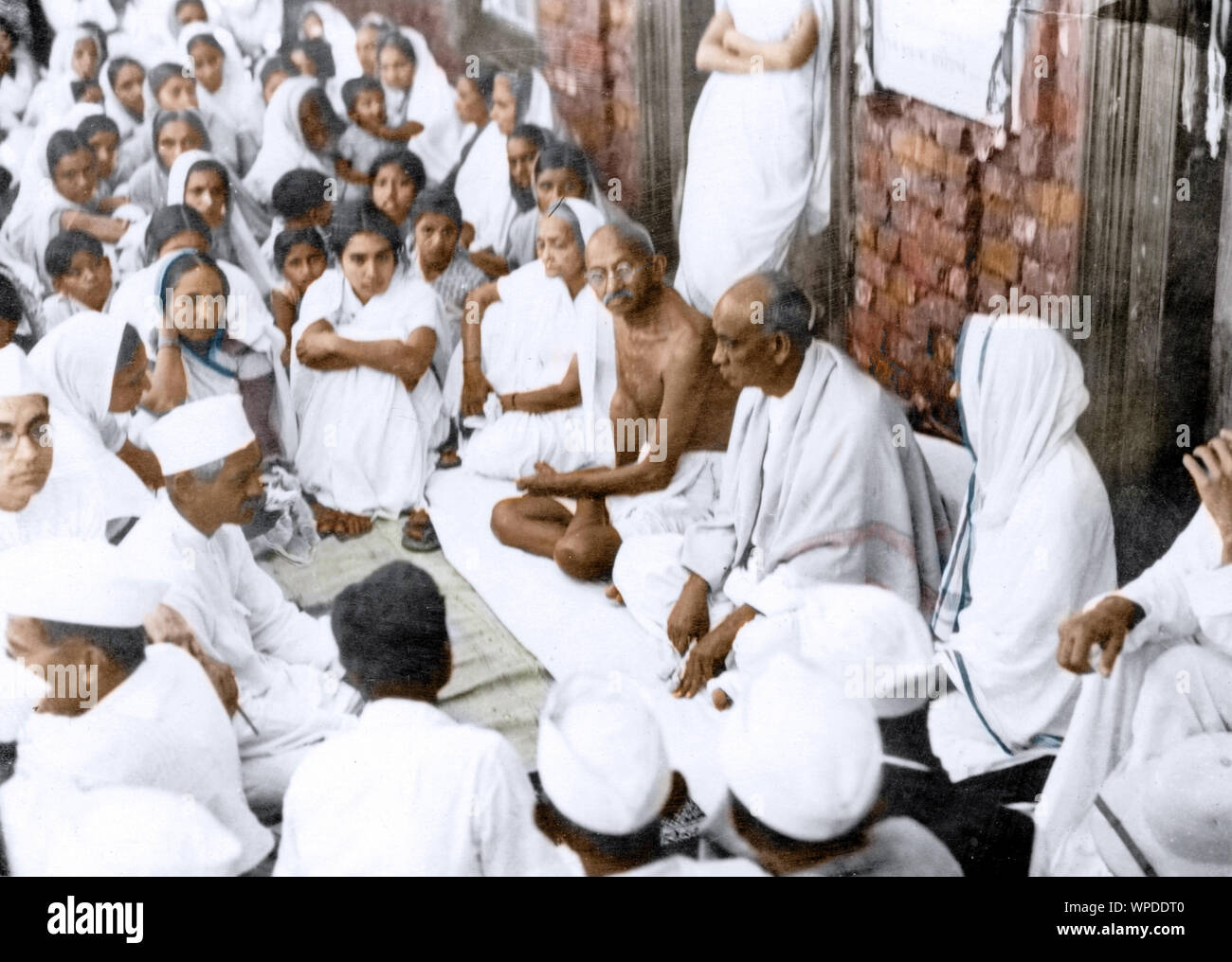 Il Mahatma Gandhi incontro di preghiera dopo la visita di epidemia villaggi colpiti, Gujarat, India, Asia, 1940 Foto Stock