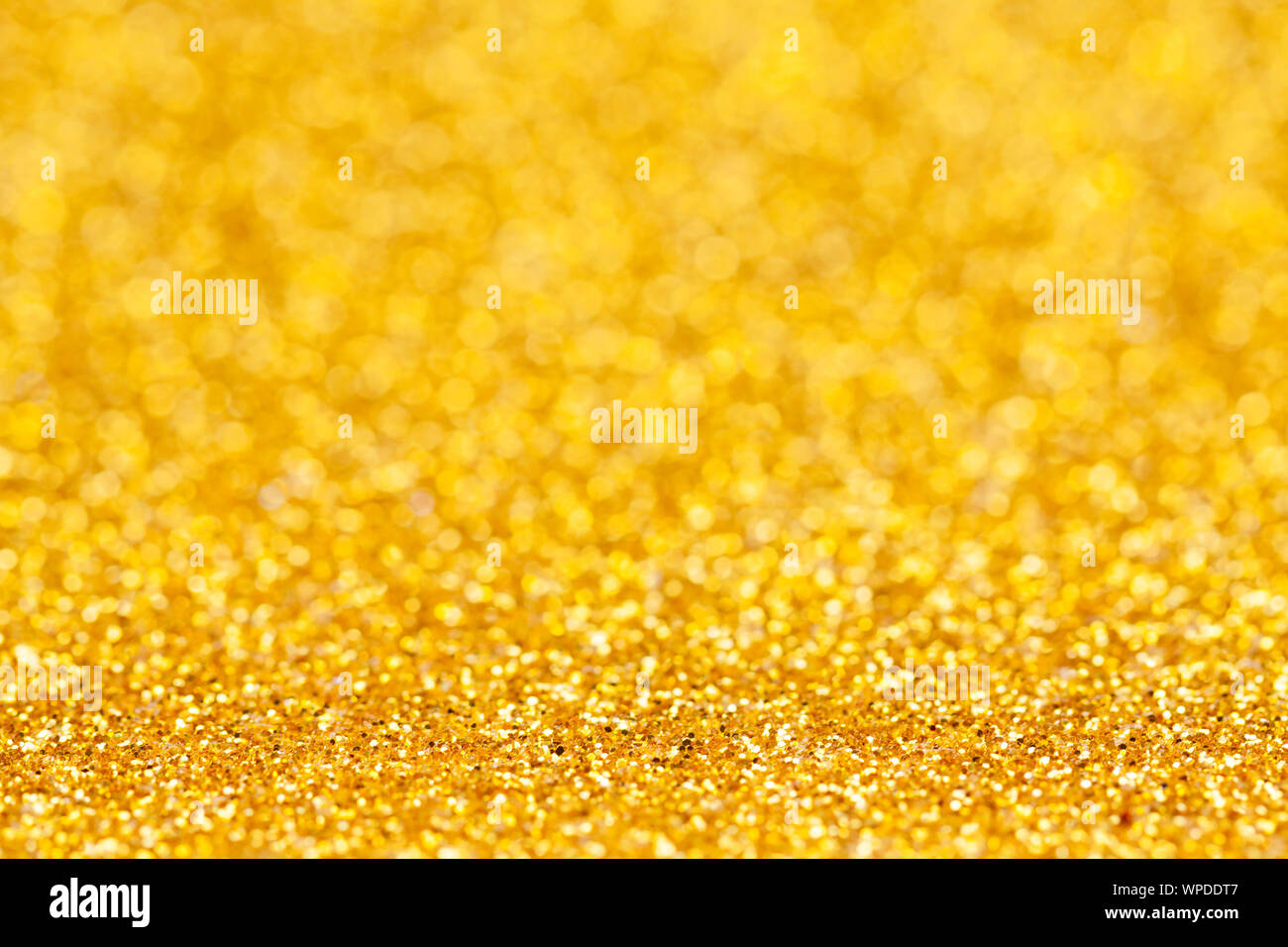 Golden festosa con sfondo brilla nel bokeh di fondo. Il concetto di il giorno di San Valentino, Anno nuovo, compleanni, cerimonie, eventi, ecc. Foto Stock