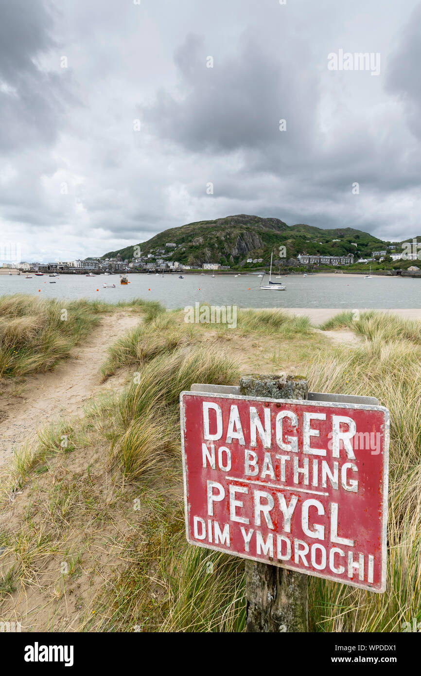 Pericolo nessun segno di balneazione sul Mawddach estuary dune Gwynedd Galles Centrale guardando verso Caernarfon Foto Stock