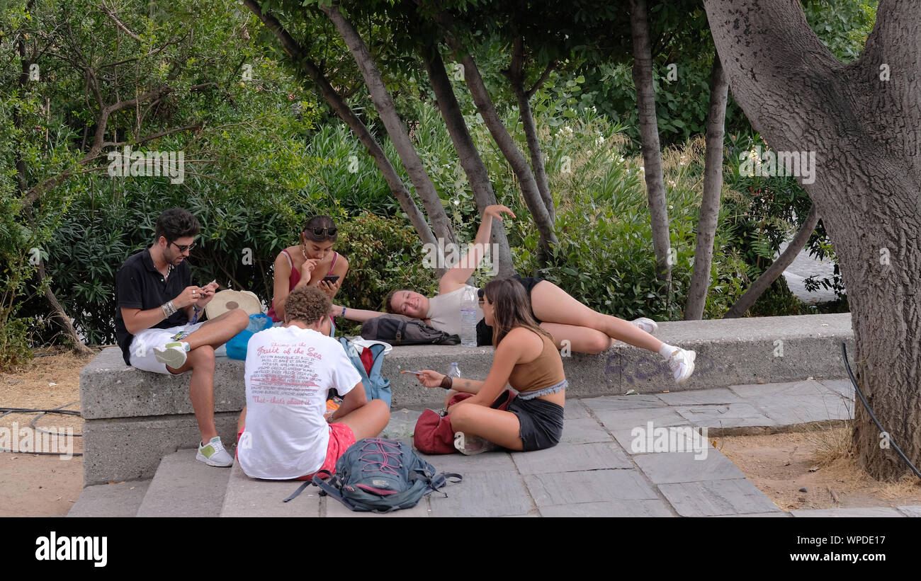 Giovani turisti rilassarsi nel pomeriggio in Grecia. Foto Stock