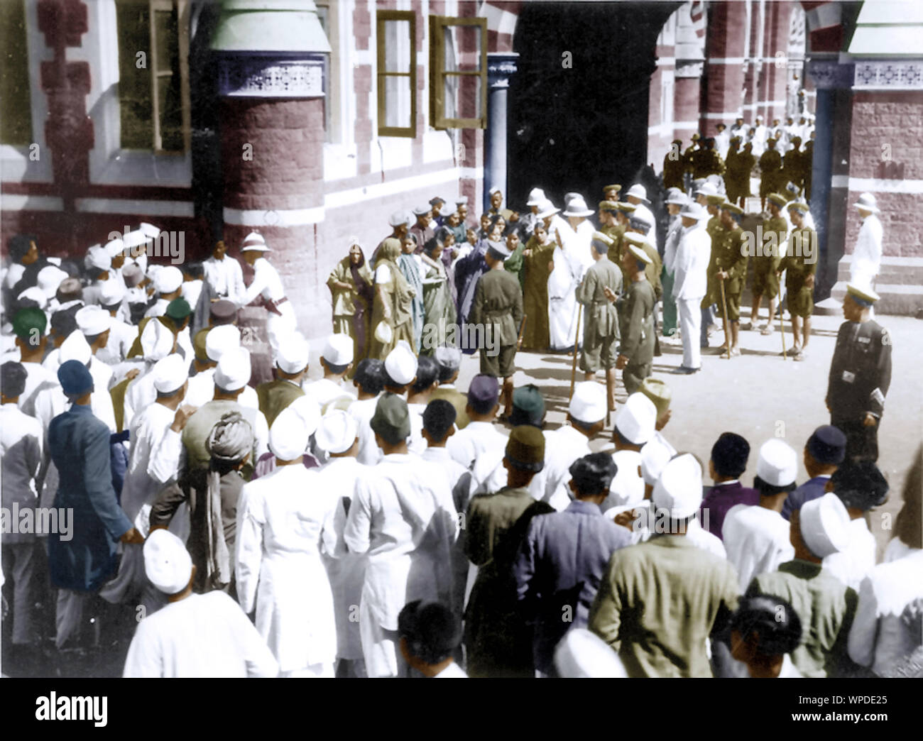Polizia che controlla i manifestanti, Bombay, Mumbai, Maharashtra, India, Asia, agosto 1942, immagine vecchia annata 1900s Foto Stock