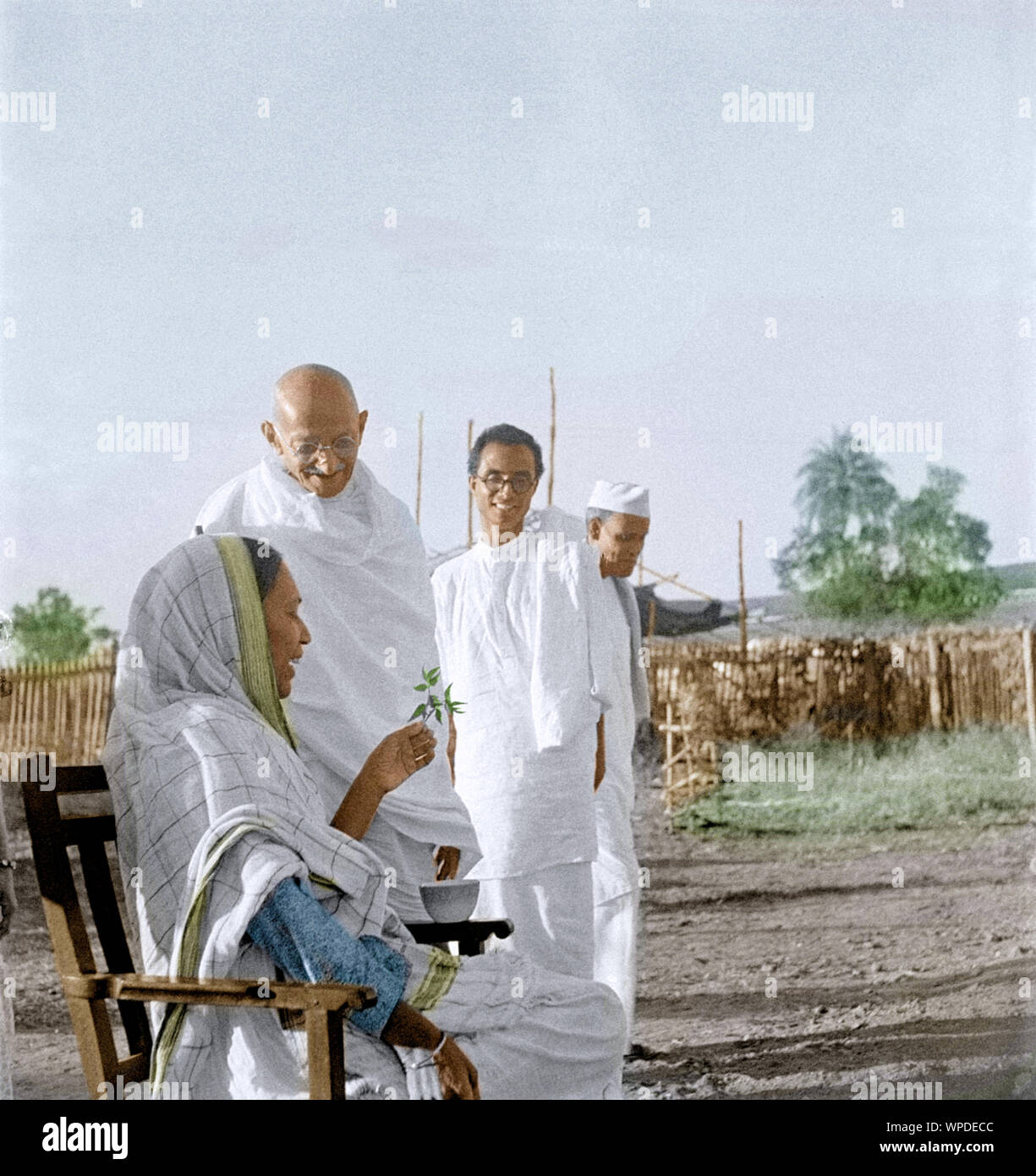 Il Mahatma Gandhi parlando con Jankidevi Bajaj, Wardha, Maharashtra, India, Asia, 1941 Foto Stock
