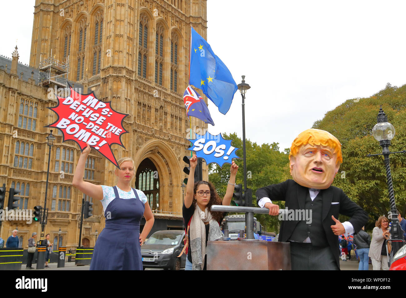 Pro-UE Gli attivisti criticano Boris Johnson proroga del Parlamento europeo, sostenitori Brexit proyesy contro MP non attuare il voto popolare Foto Stock