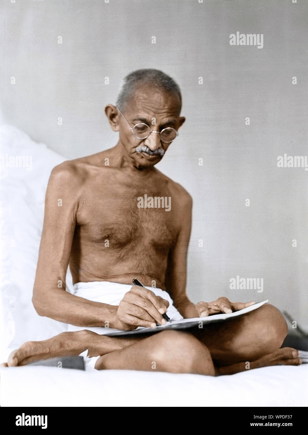 Il Mahatma Gandhi iscritto presso casa Birla presso Bombay, Mumbai, Maharashtra, India, Asia, Agosto 1942 Foto Stock