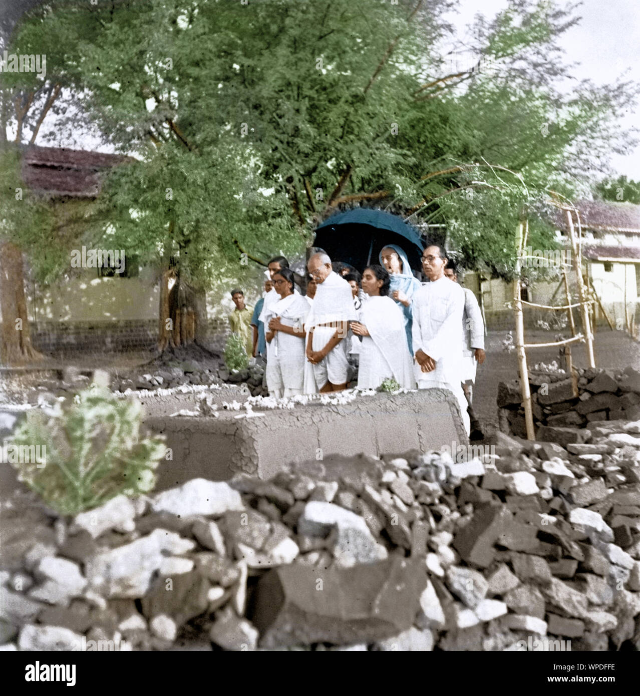 Mahatma Gandhi pregando Kasturba Gandhi e Mahadev Desai samadhi, Poona, Pune, India, Asia, 6 maggio 1944 Foto Stock