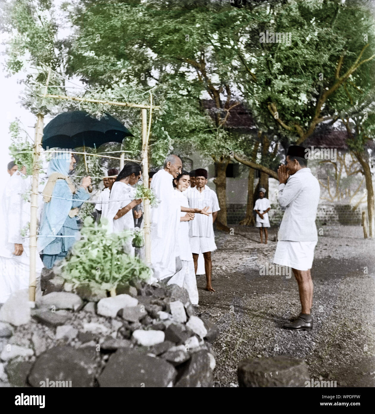 Mahatma Gandhi dopo il loro rilascio al Palazzo Aga Khan di Poona, Pune, Maharashtra, India, Asia, 6 maggio 1944 Foto Stock