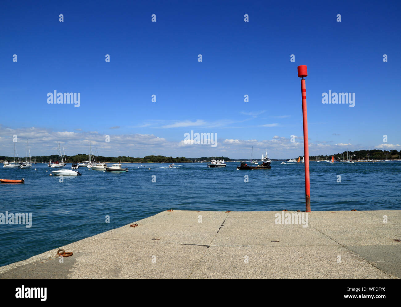 Pontile a bassa marea e vista dal porto, porto Blanc, Baden, Morbihan, in Bretagna, Francia Foto Stock